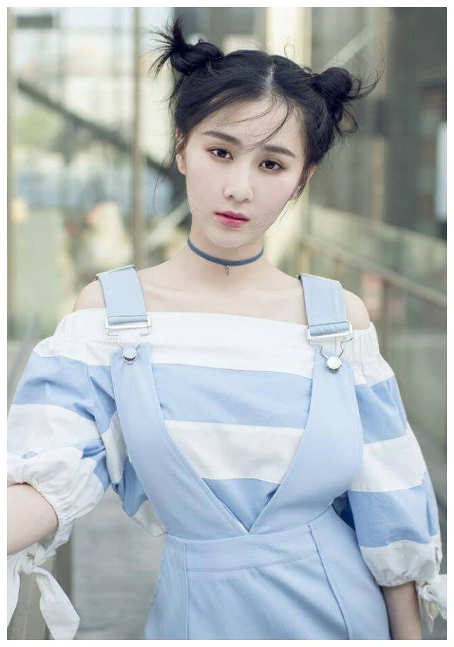 原创微微里的小雨妖妖原来这么美穿白t格子裙清纯似初恋好绝