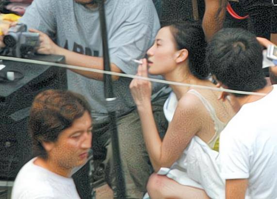 原创宋佳穿着清凉抽烟旧照被曝光颠覆往日清纯形象网友像老烟手