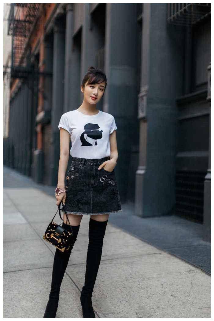 李依晓灰色卫衣配小黑裤,时尚又简约,但白得发光的脸显得僵硬