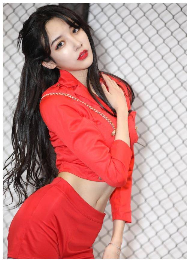 原创我叫艾比晒4年前短发照穿短裤但脸是真的怪