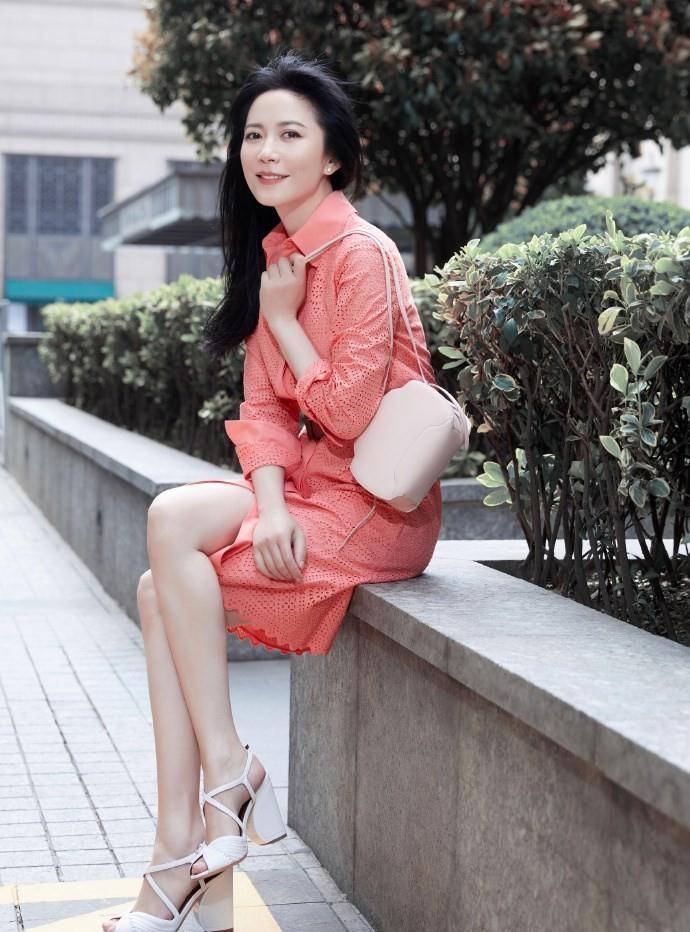 原创俞飞鸿美人不迟暮当穿上修身衬衫裙身材刷新对中年女明星认知