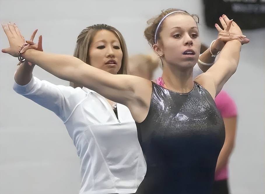 现在陆莉在美国结婚多年,生了孩子.