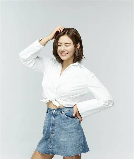 不过,在随后的照片风波中,刘湘曾因几张性感的写真照片而遭到了