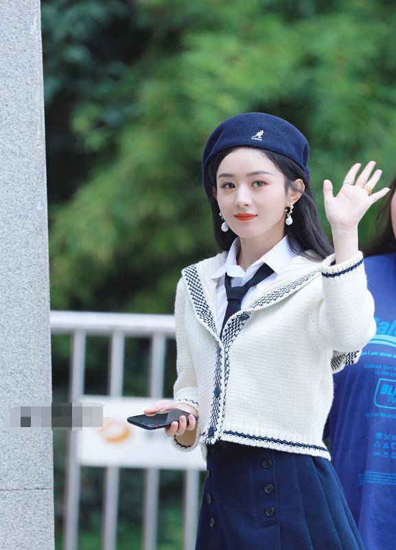 原创赵丽颖快本路透曝光学院风造型超可爱挥手回应粉丝太甜了