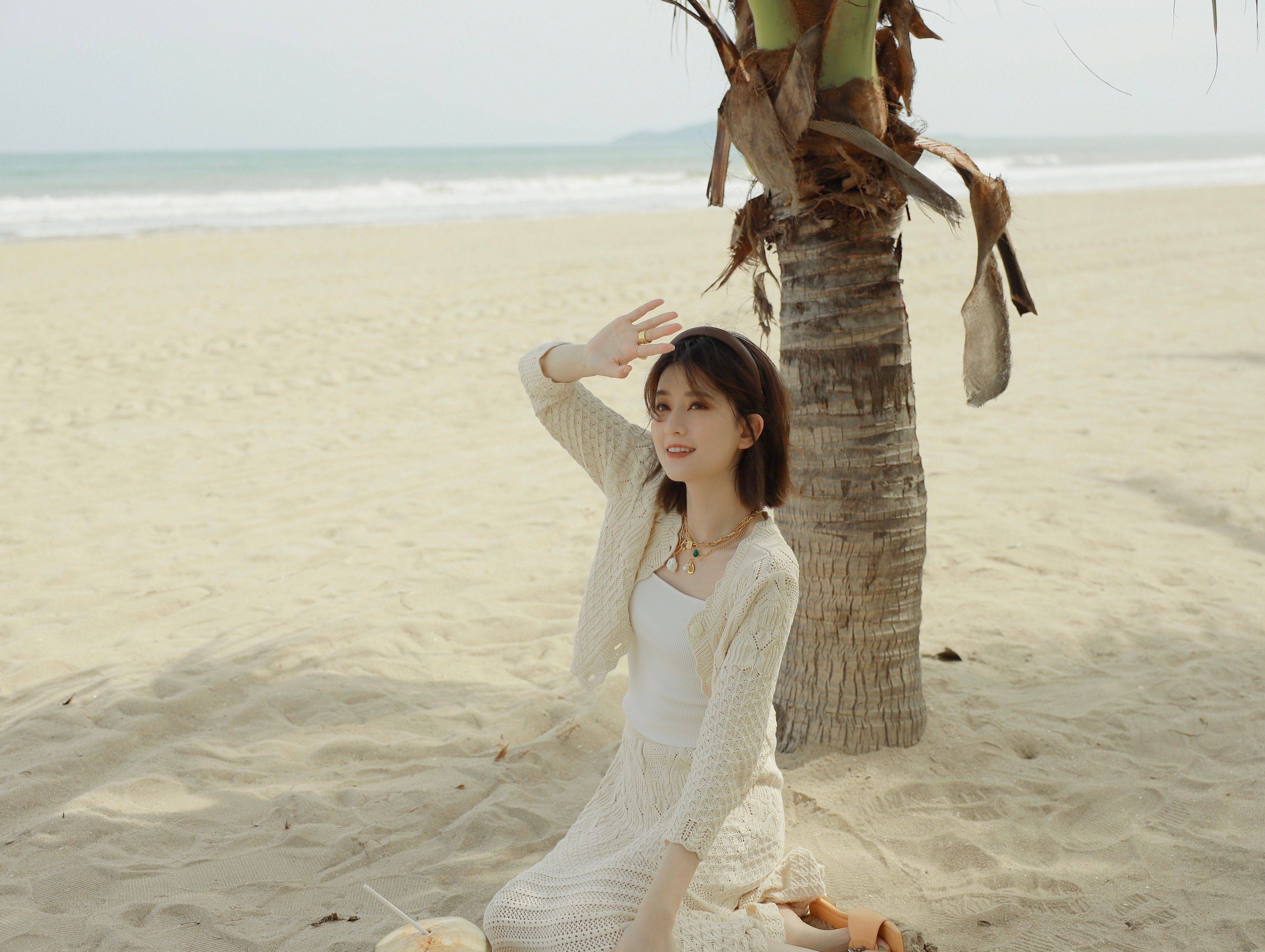 乔欣白色毛衣套装海边优雅写真