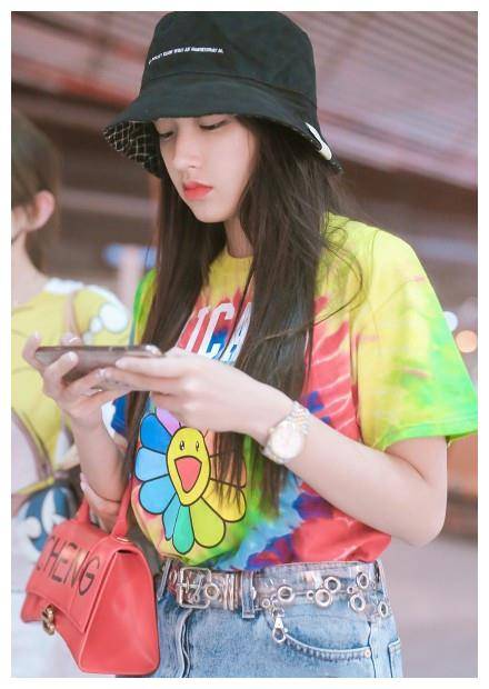 程潇手上的红手套,是整个造型排名的必备单品,大城市宣传手套的所有权