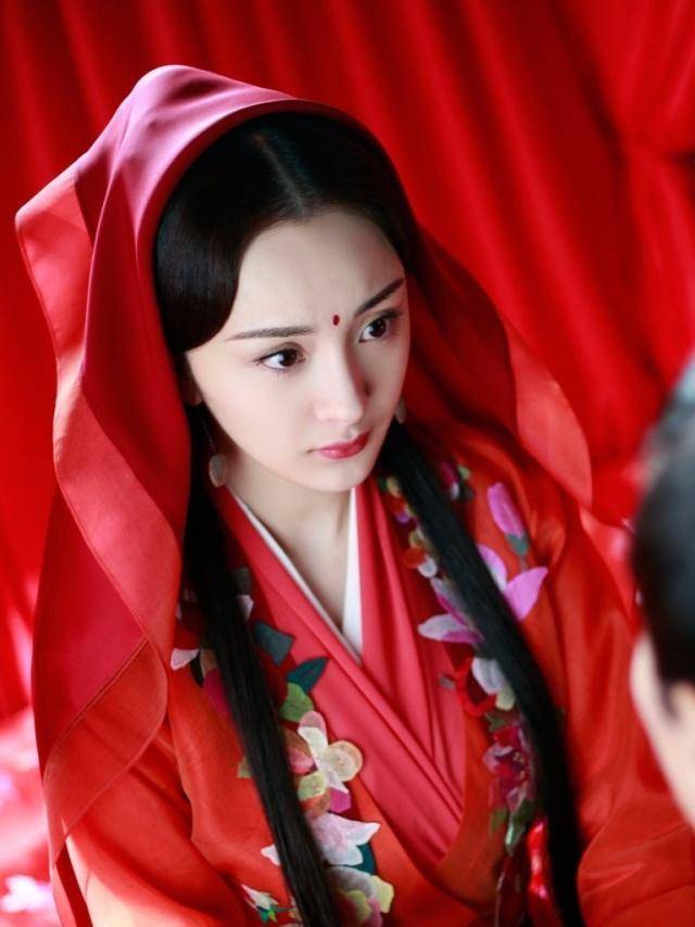 古装新娘掀起红盖头:杨幂娇羞,热巴美艳动人,最经典的是她!