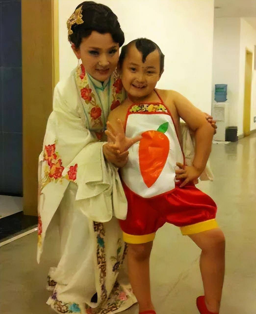 2015年邓鸣贺去世,6岁登上春晚,两患白血病只因为被家人压榨?