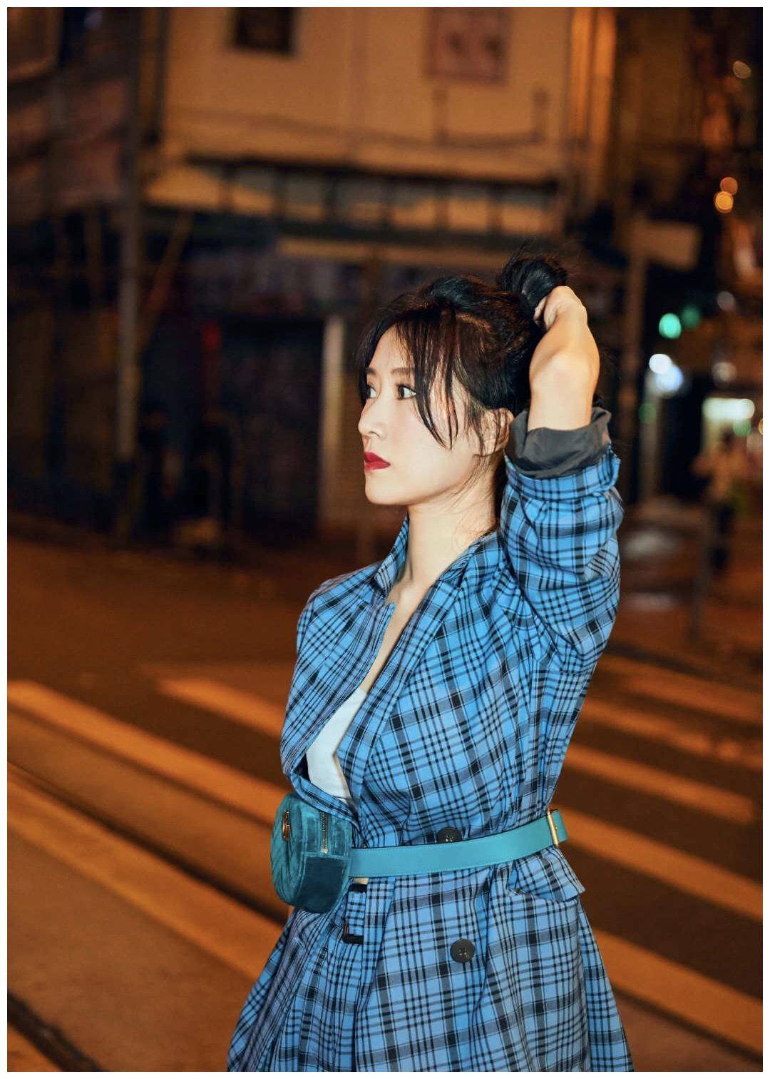 原创李念真会装嫩穿蓝色格子西服套装干练时尚扎丸子头发型更减龄