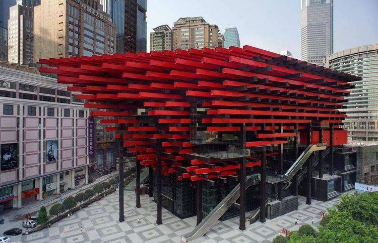 原创重庆一奇葩建筑由黑红色棍子组成造型惹眼规模不小很是好玩