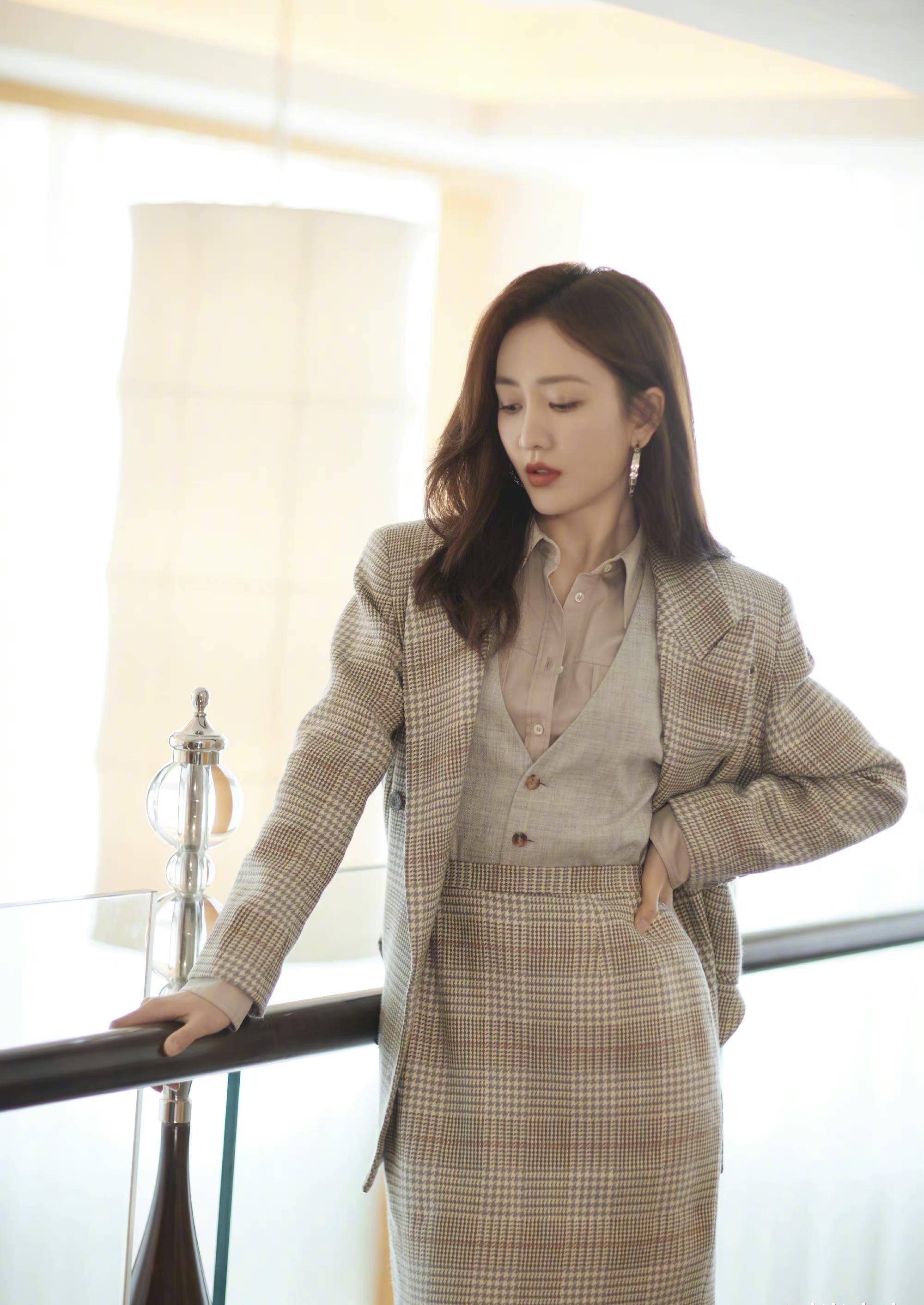 原创39岁王鸥穿格纹西装套裙知性高筒靴秀美腿内搭马甲好精致
