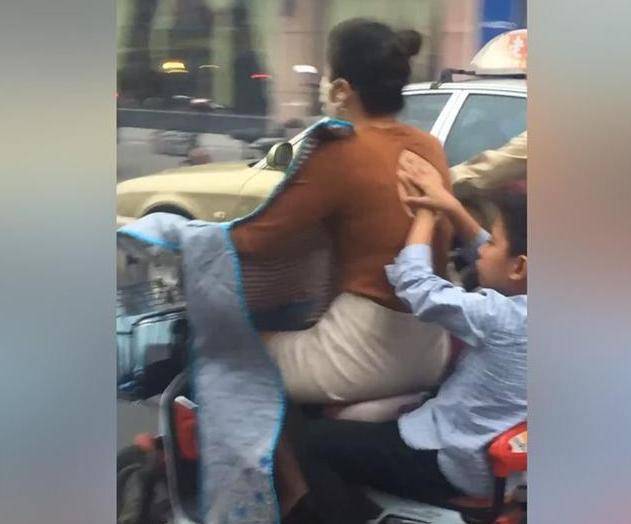 原创8岁儿子为妈妈遮风挡雨操碎了心网友护妈狂魔无疑了