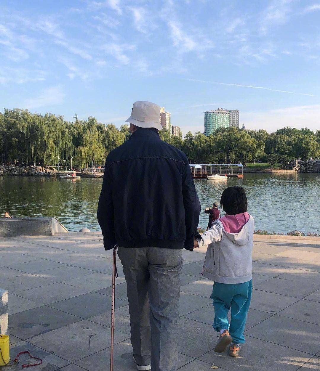 原创汤唯回来后生活照曝光5岁女儿拉姥爷散步剪短发变酷girl超飒