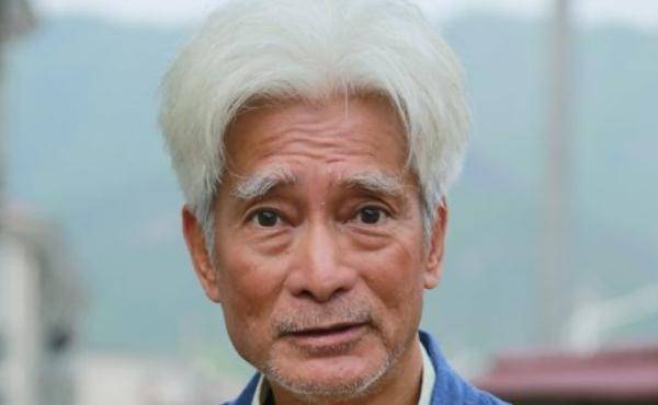 73岁戏骨高雄,因家有"悍妻"52年0绯闻,今满头白发挤地铁_霍元甲_陈永