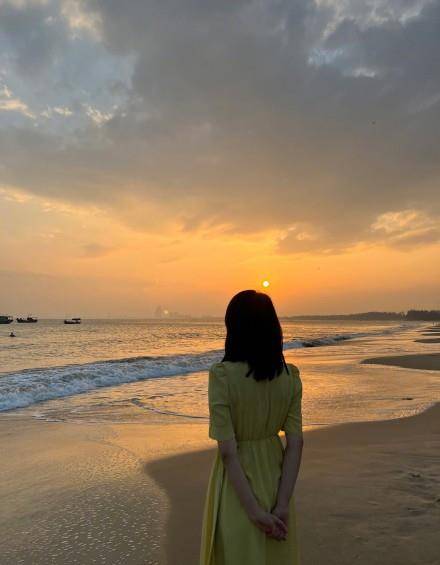 原创高圆圆沙滩写真曝光身材颜值似少女和赵又廷恩爱诠释完美伴侣