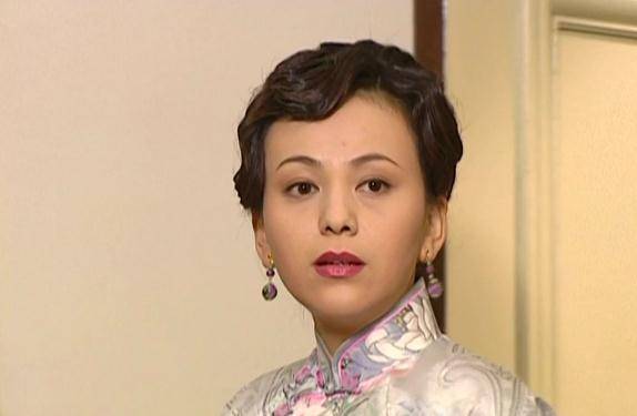 出演甄嬛传的时候还不到三十岁,但是出演的却是槿汐姑姑这个年纪比较