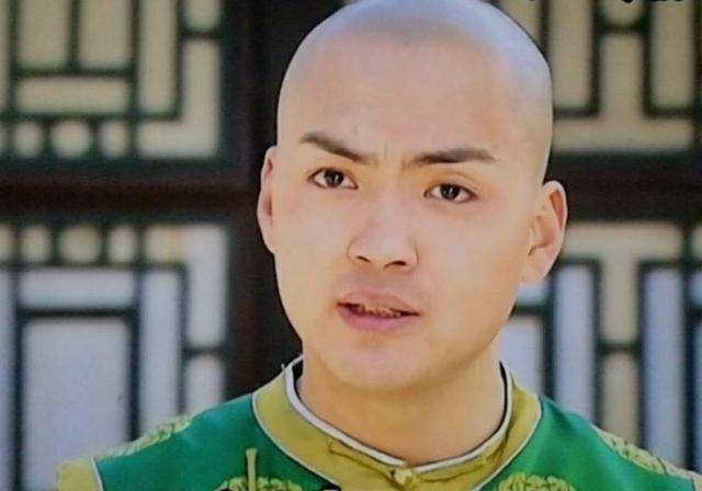 只不过现在翻到以前演员的照片,有网友开玩笑了,说《还珠格格》里的