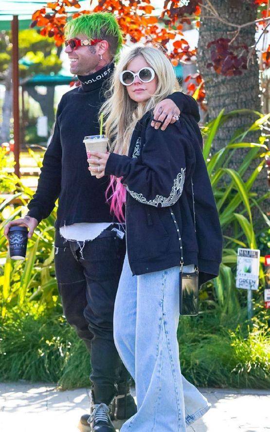 艾薇儿与男友太甜蜜!