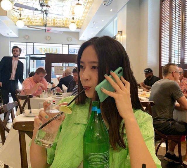 郑秀晶靠脸拯救身材,穿牛油果绿外套像塑料布,还好没有男朋友_颜色