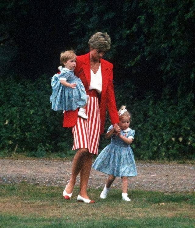 原创从一开始尤金妮公主和凯特的关系就是冷淡的有视频为证