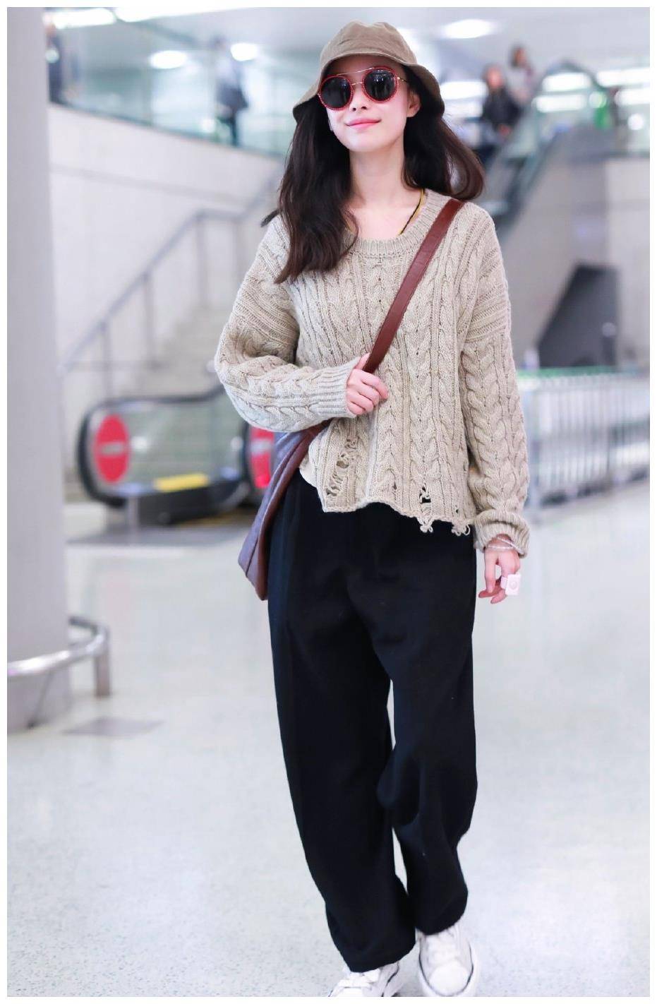 倪妮演绎毛衣高级感穿搭,慵懒简约迷人吸睛,淡妆出镜气色佳_时尚_风格