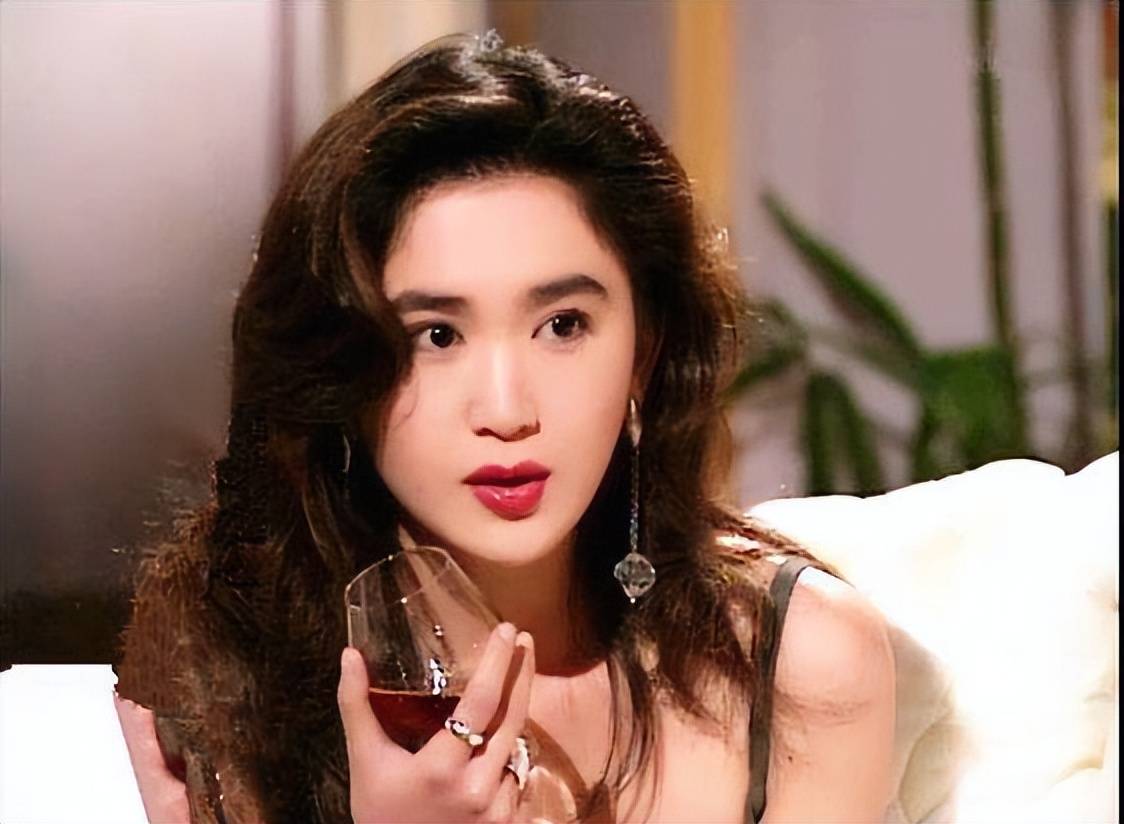 《火凤凰》播出,这一次,这部作品终于将温碧霞的事业再次推向了高潮