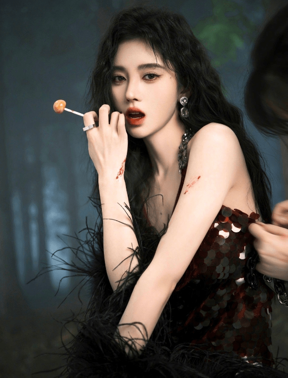 原创鞠婧祎28岁生日2组写真甜美可人的小兔子与吸血鬼造型惊艳