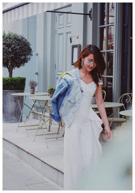 原创陈赫前妻许婧罕见晒照穿清凉装好身材抢镜魅力十足