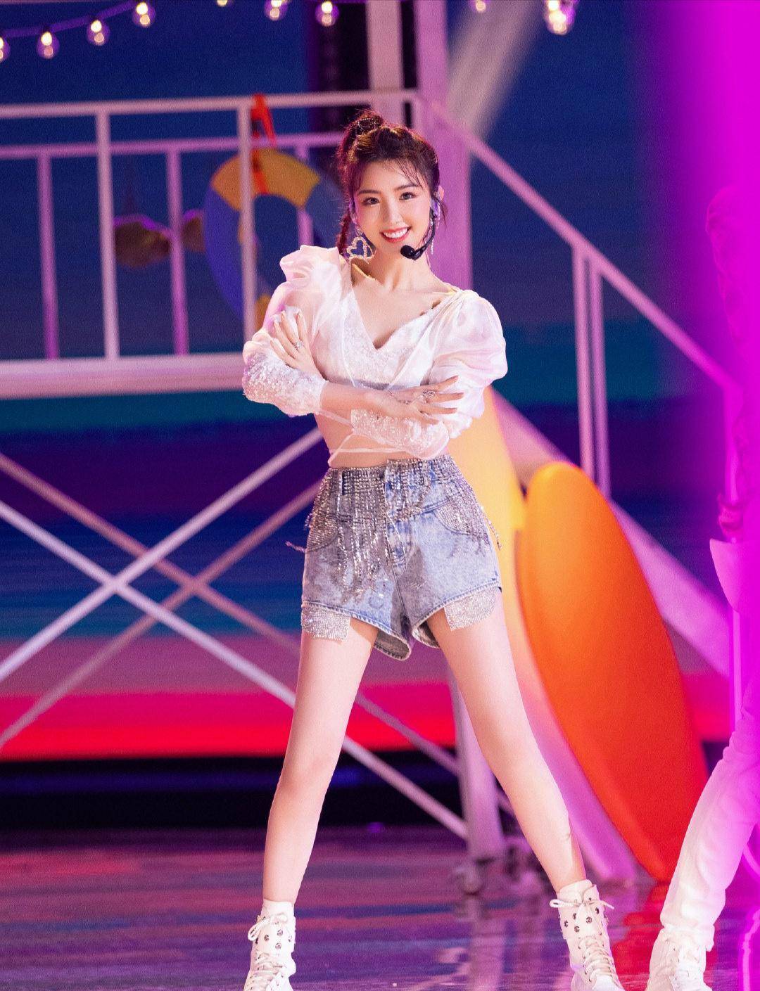 原创毛晓彤又来秀身材v领雪纺上衣配短裤清爽甜美如邻家小妹