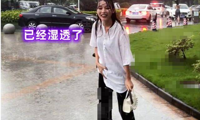 廣東2女生下雨天躲雨,頭伸進垃圾桶被淋了個透,網友