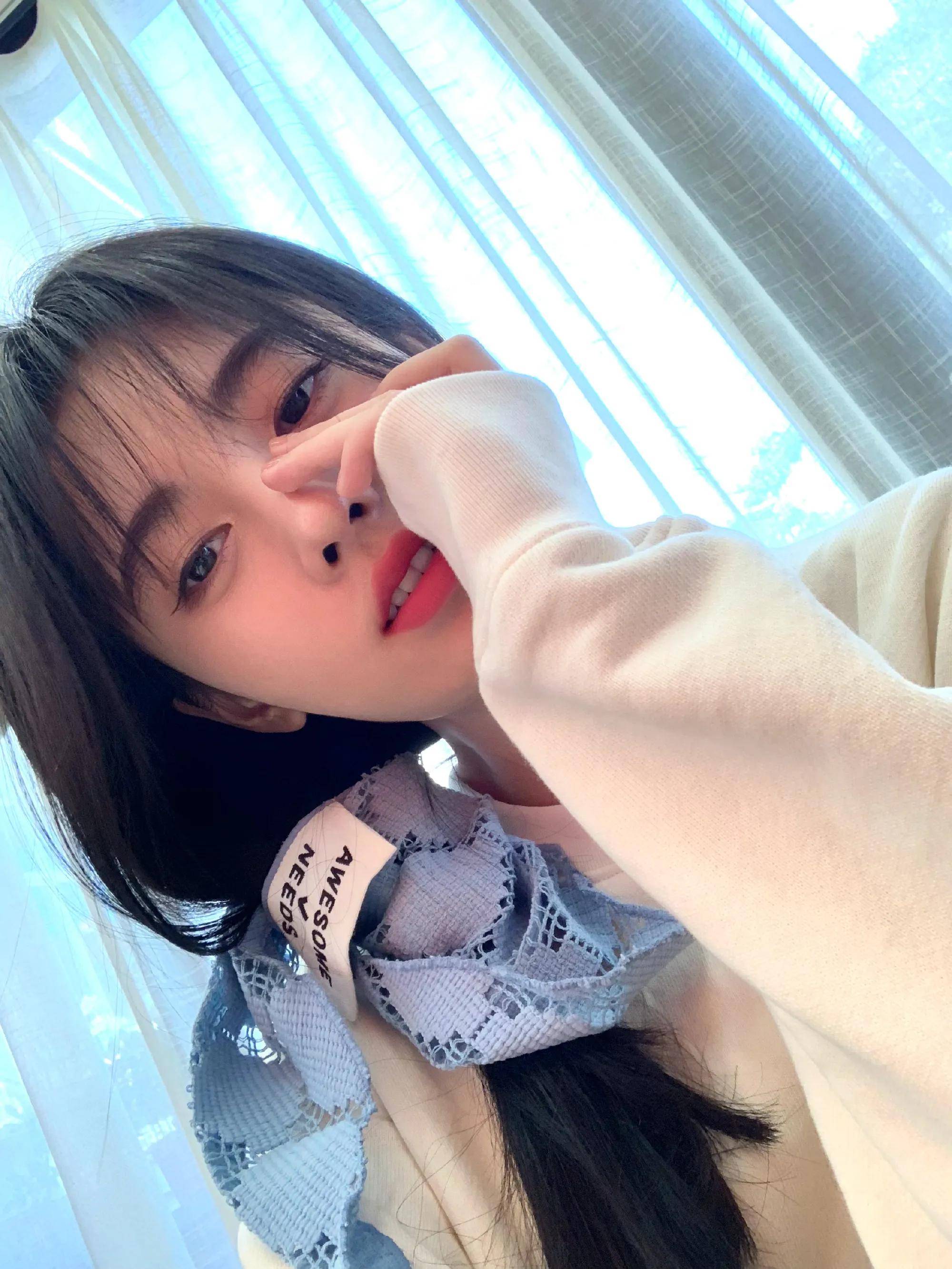 原创鞠婧祎晒秋日live图属于秋天的拍照氛围感你学会了吗