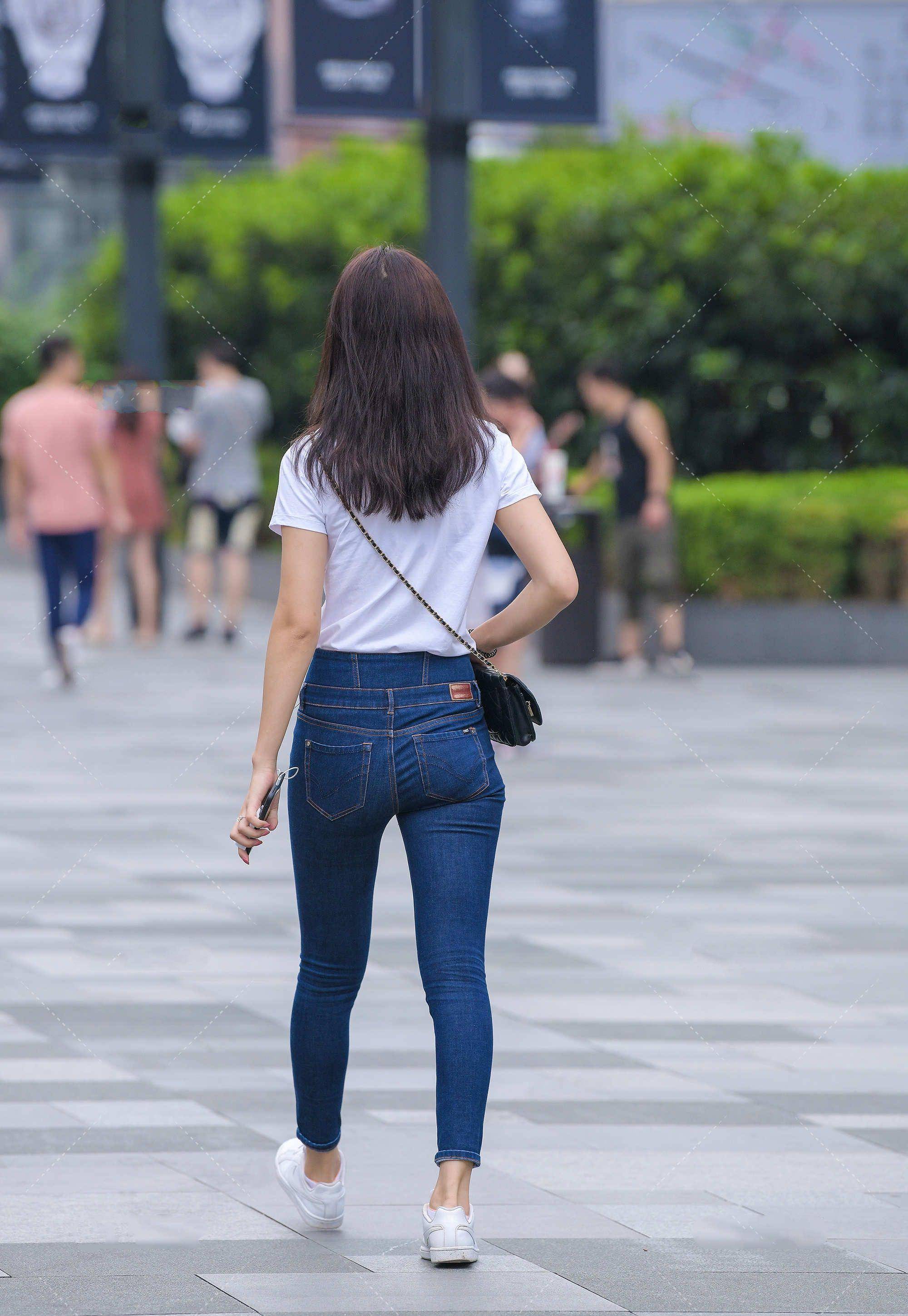 原创白色t恤搭配牛仔裤蓝白系相间尽显清新淡雅之美