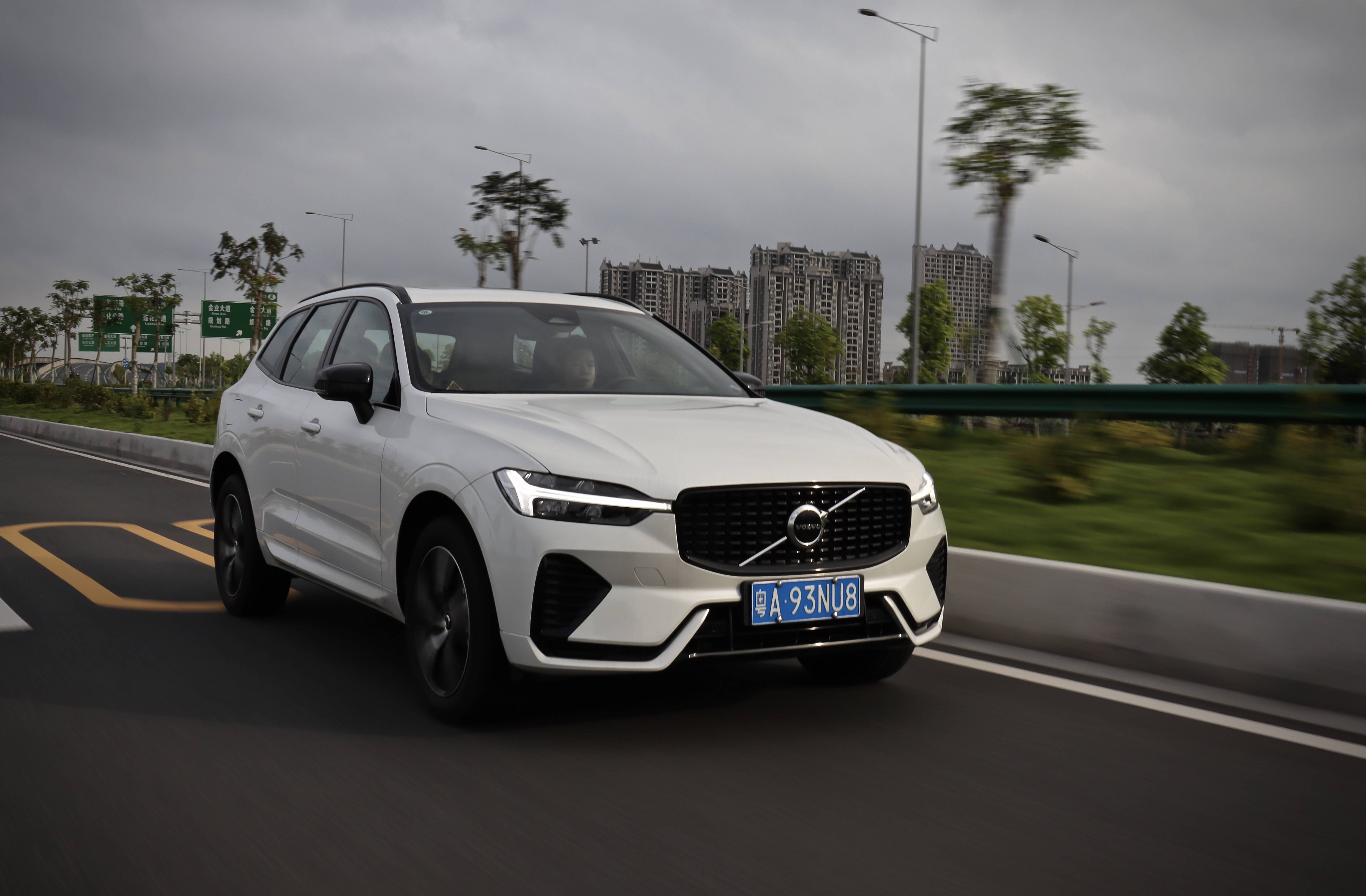 沃尔沃xc60桌面壁纸图片