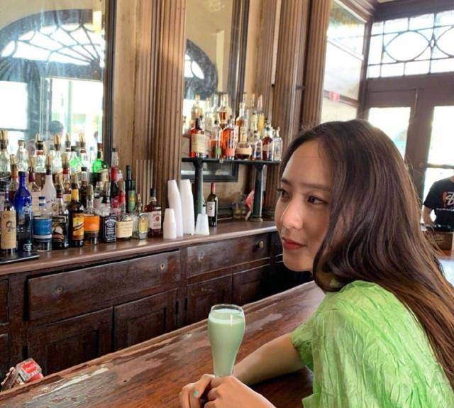 郑秀晶靠脸拯救身材,穿牛油果绿外套像塑料布,还好没有男朋友_颜色