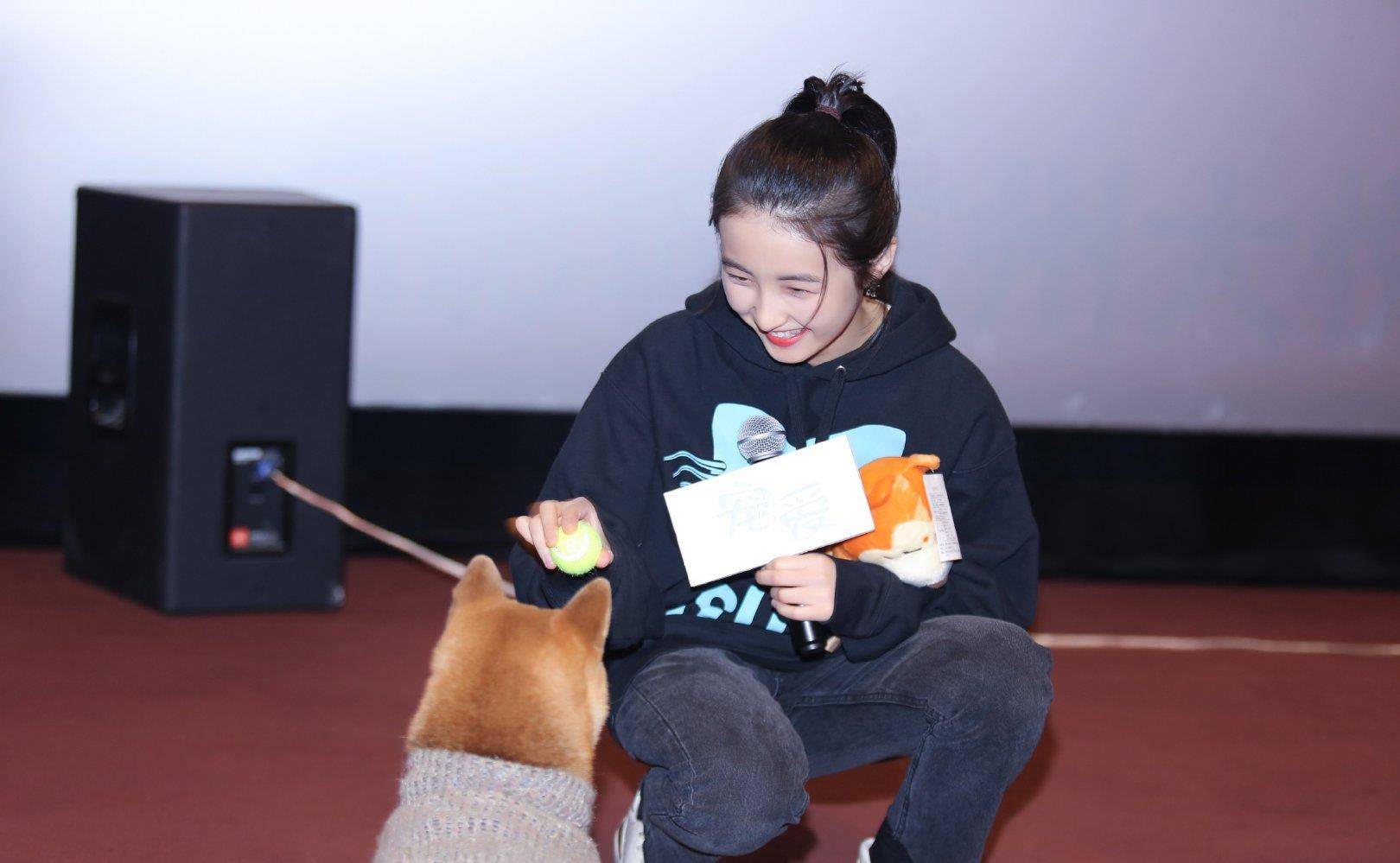 小h探班张子枫路演,穿卡通毛衣太有范,激动起来像瓢哥_卫衣_显得_印花