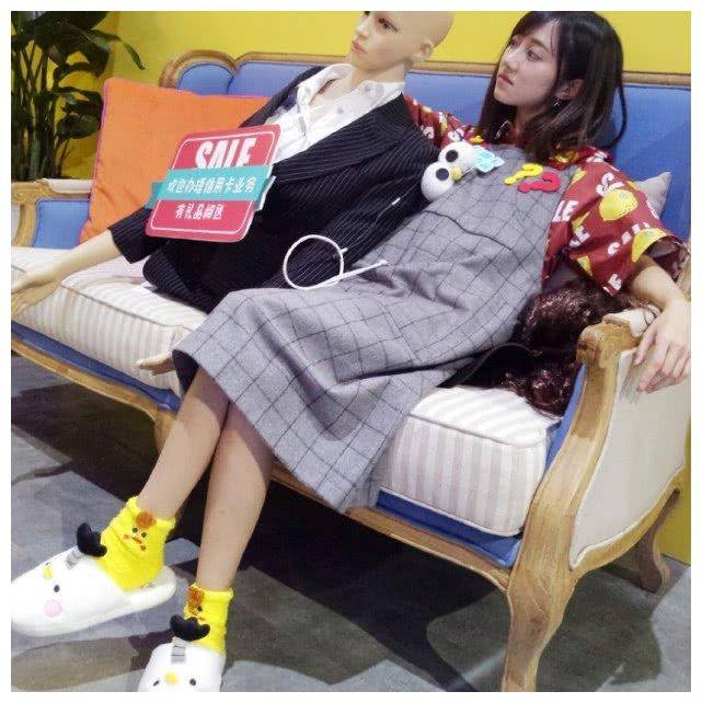 原创snh48冯薪朵全黑look走机场凭一根腰带显高5cm