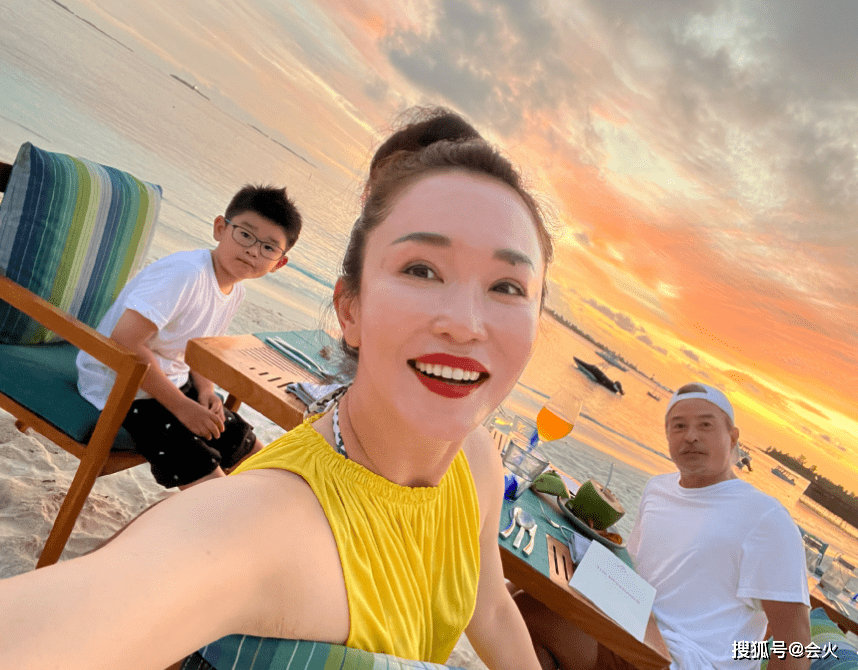 范文芳穿透视裙比基尼抢镜,与老公亲吻满面油光