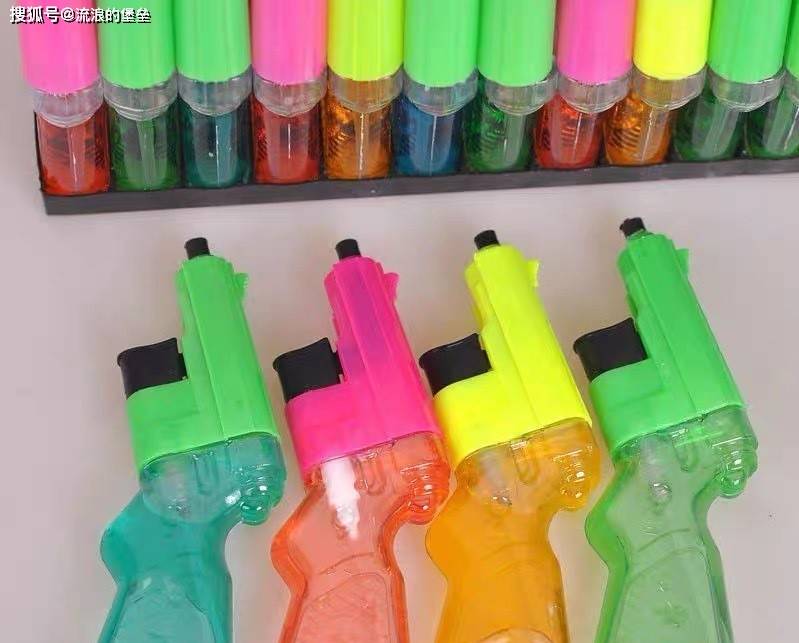 手枪,小时候的最爱,吃没了还可以装水打水仗,现在早都停产了还有一个