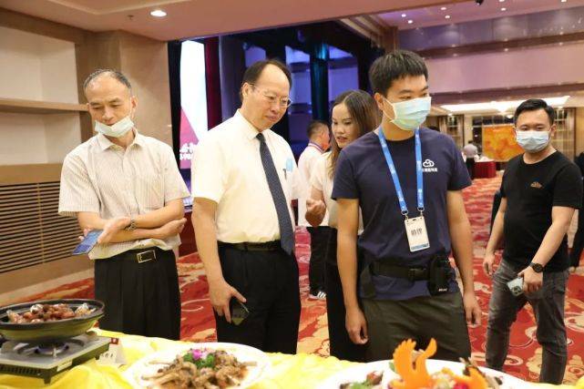 下观摩展示台参观春砂仁美食交流展示会作品阳江市五洲大酒店副总经理
