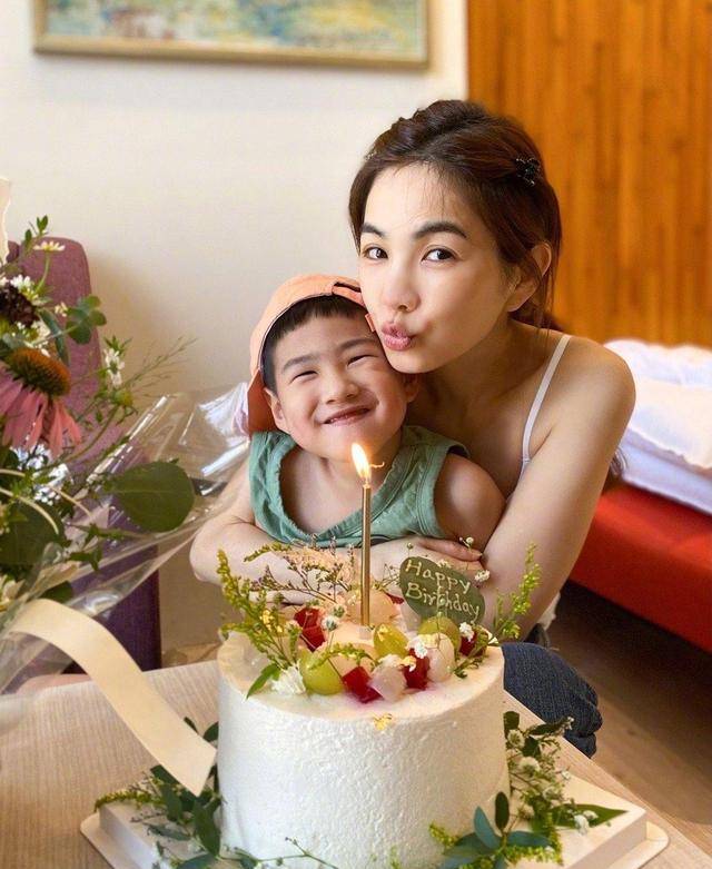 原创陈嘉桦晒全家福庆41岁生日戏称长大的儿子劲宝为猛男