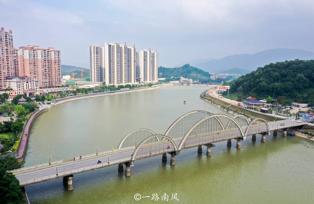 河婆是揭西县的县城,榕江穿城而过,远处青山环绕,这里安静,舒适,是