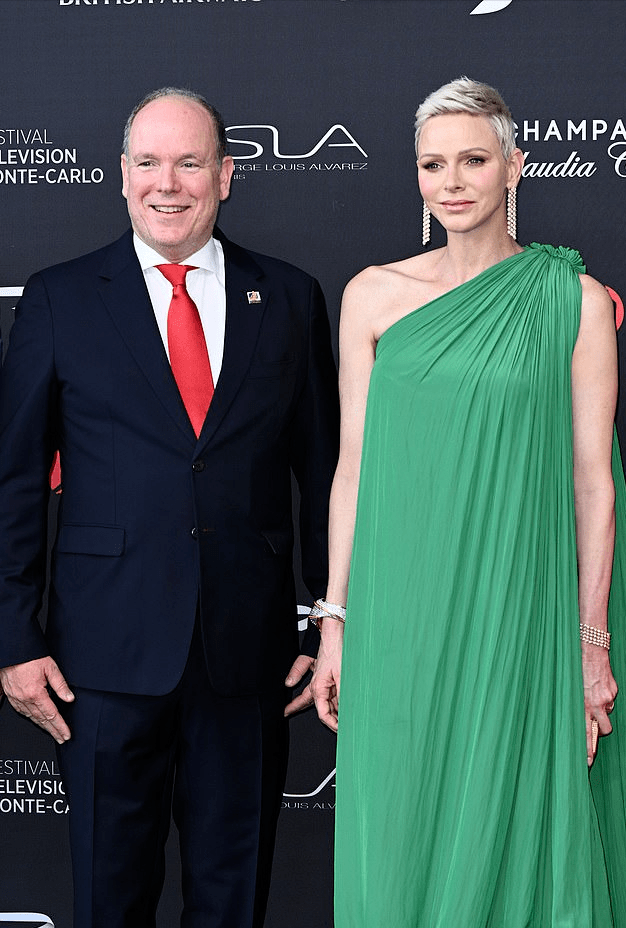 也许夏琳王妃对于摩纳哥亲王之前的那些丑事都睁一只眼闭一只眼了