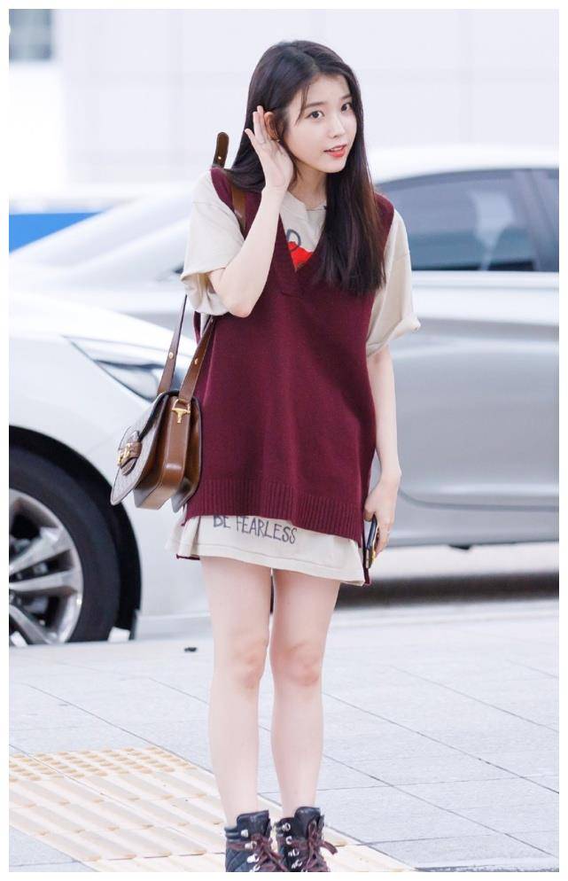 原创国民妹妹iu解锁了毛衣背心的新穿搭洋气不说还自带初恋感