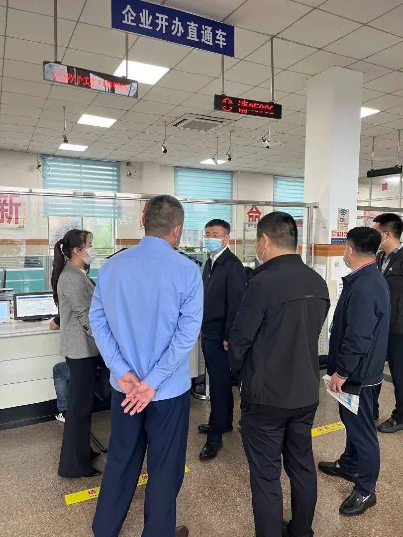 双城区委副书记区长赫彦明深入区行政服务中心走流程