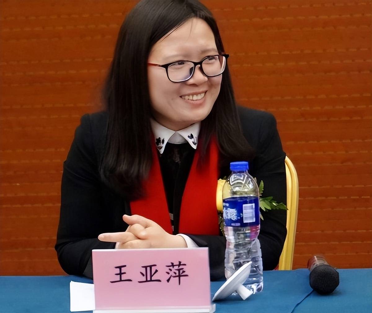王亚萍,王洪文女儿,生意红火,身价千万,爱国的她拒绝定居国外