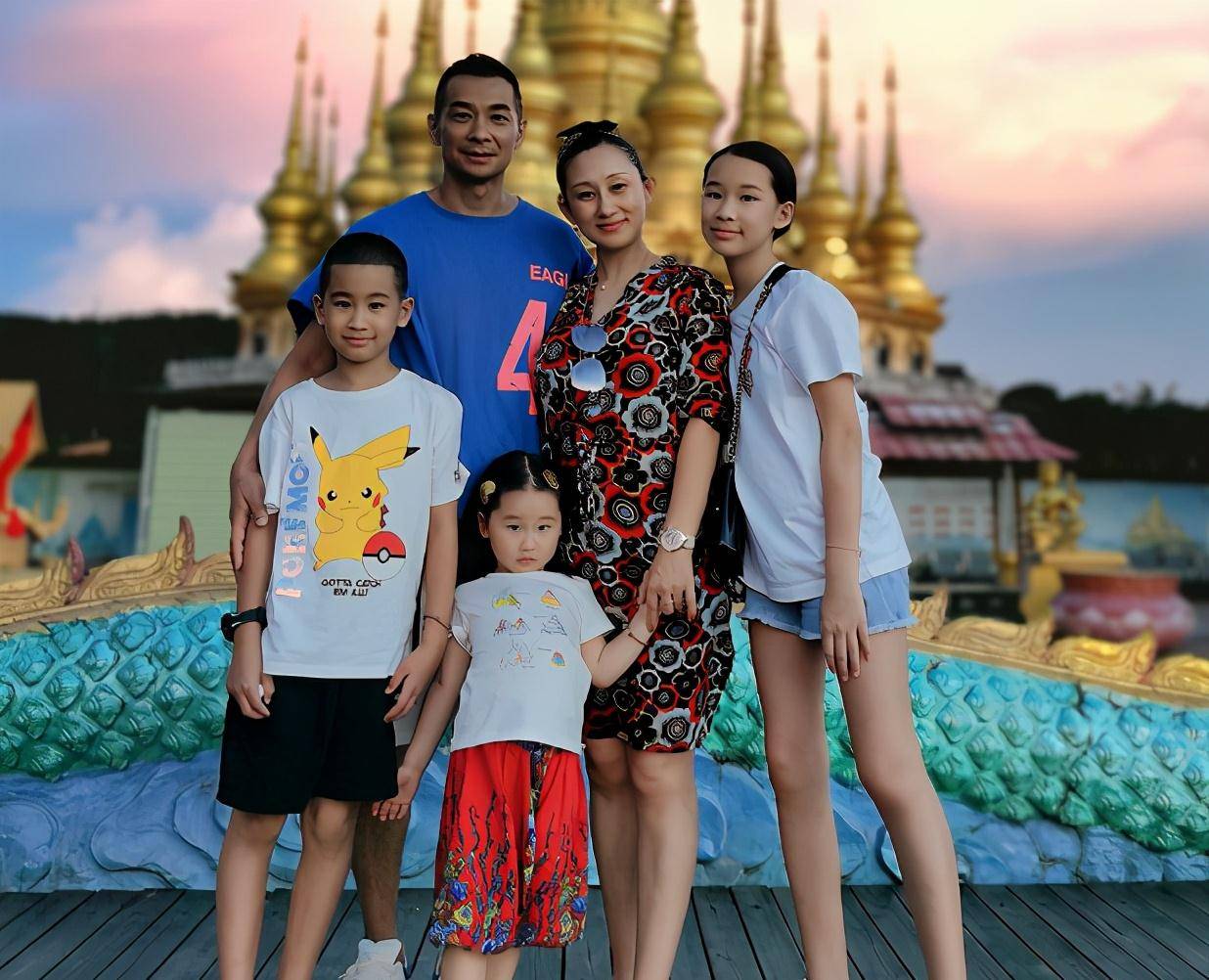 原创48岁赵文卓晒全家福夫妻相越来越明显一家5口共用一张脸