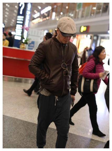 原创杨三十二郎走机场皮衣搭配老头帽47岁散发大叔魅力