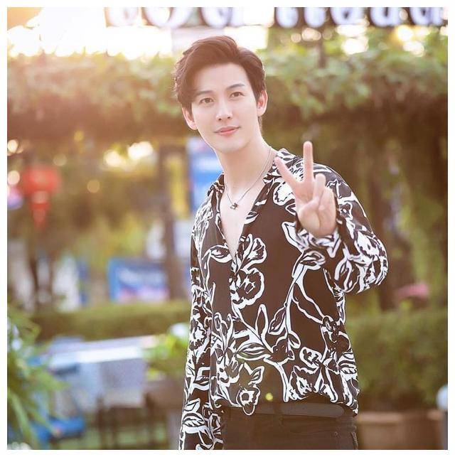 泰版《杉杉来了》剧照曝光,推哥演霸道总裁,女主相差20cm好般配_push