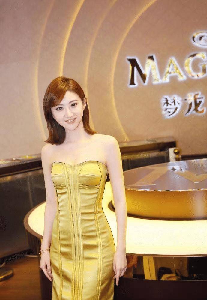 原创景甜身材确实有料穿抹身材连衣裙勒出腰臀比美得高级大气