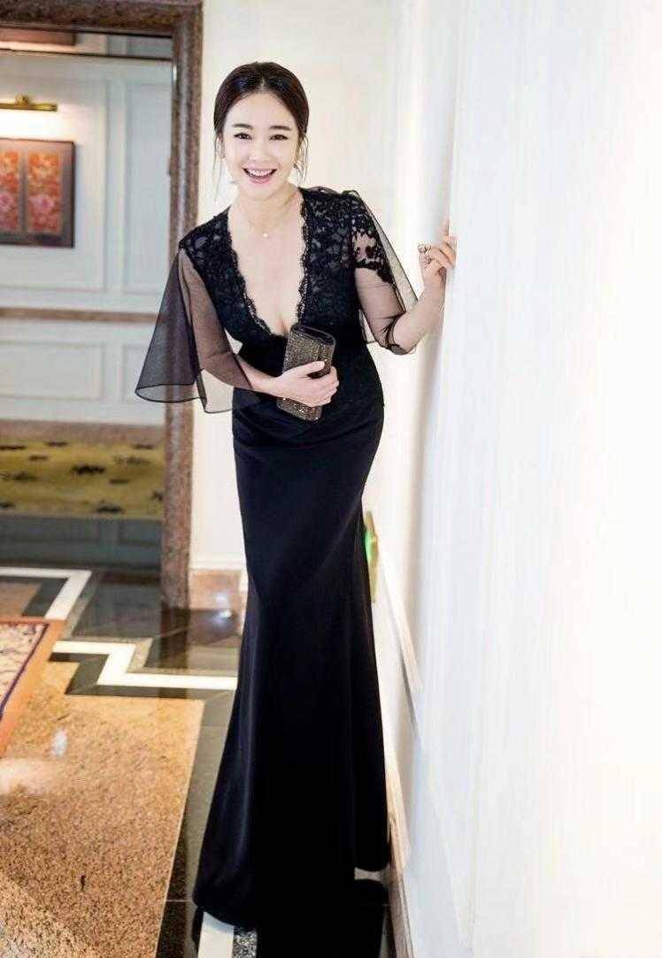 原创被左小青时尚身材迷住一袭深v连衣裙优雅高贵美得惊艳